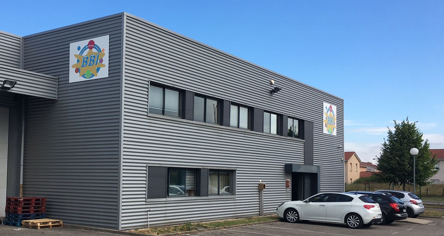 Fille qui soufle des bulles 